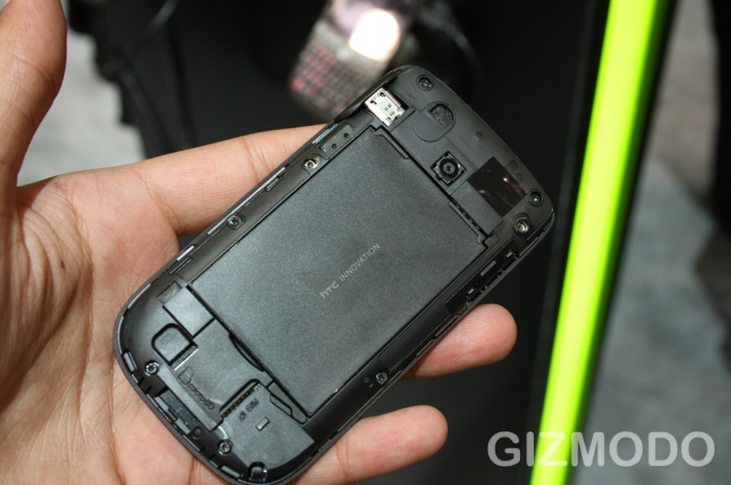 Illustration for article titled Lose Weight with HTC Snap Hands-On Next to Beautiful Black berry BOLD